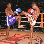 Deux jeunes boxeurs de boxe thaï